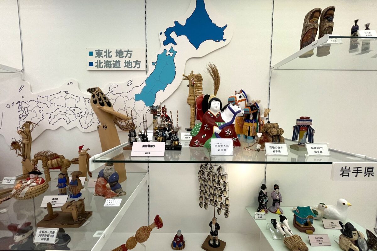 東北地方、北海道の人形。画像は岩手県、秋田県、山形県の人形