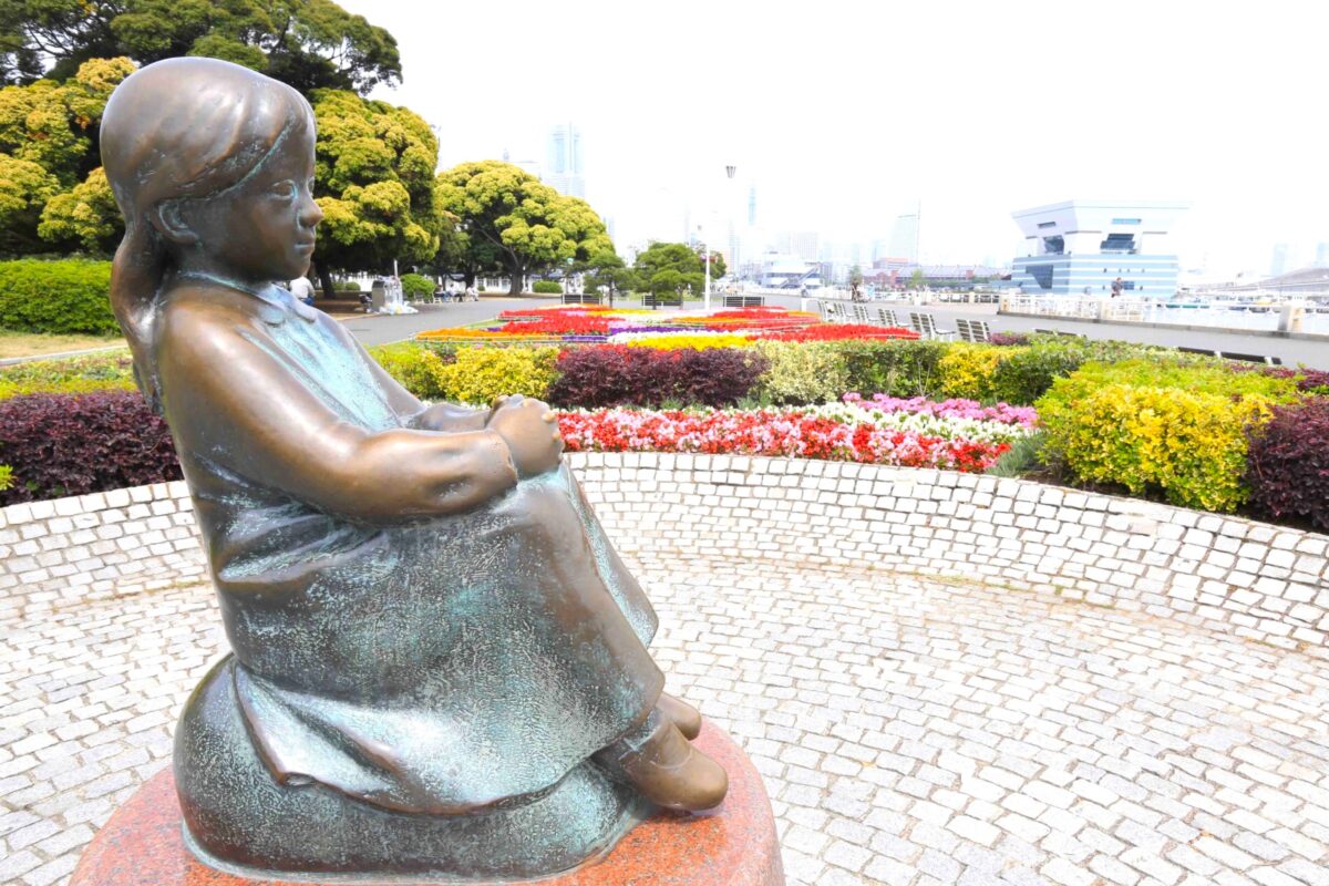横浜・山下公園の赤い靴はいてた女の子像