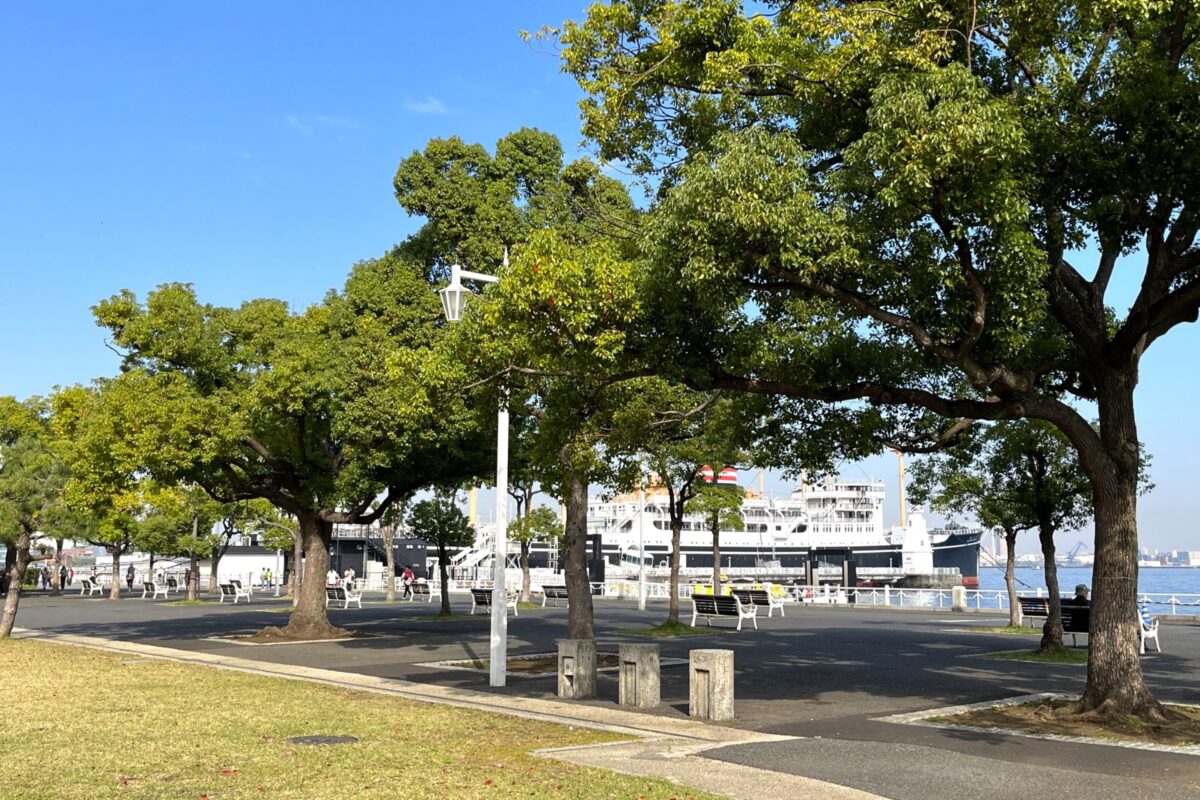 横浜・山下公園の広場と横浜港