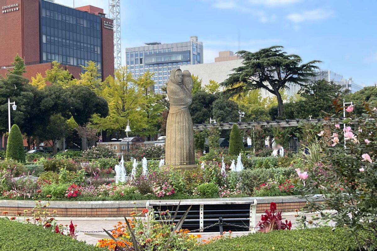 横浜・山下公園の友好の泉と、水の守護神