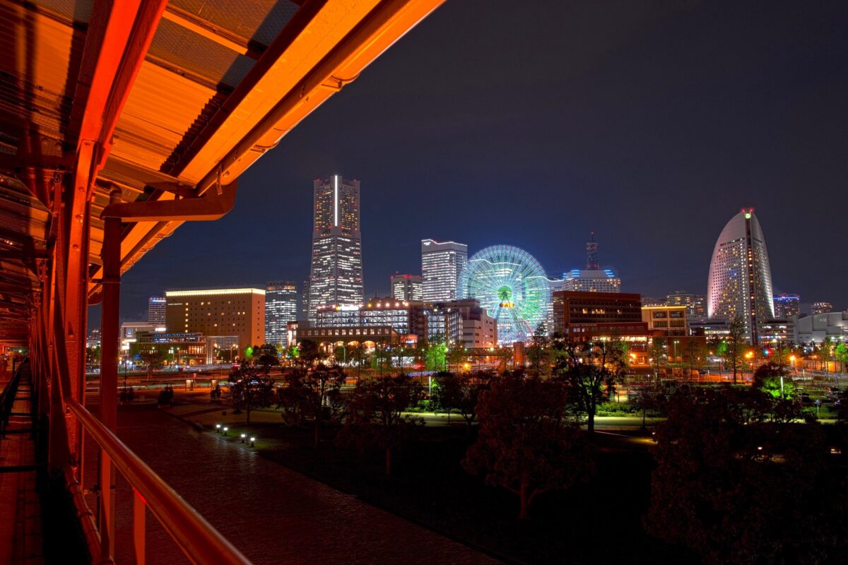 イトアップした横浜赤レンガ倉庫とみなとみらいの夜景