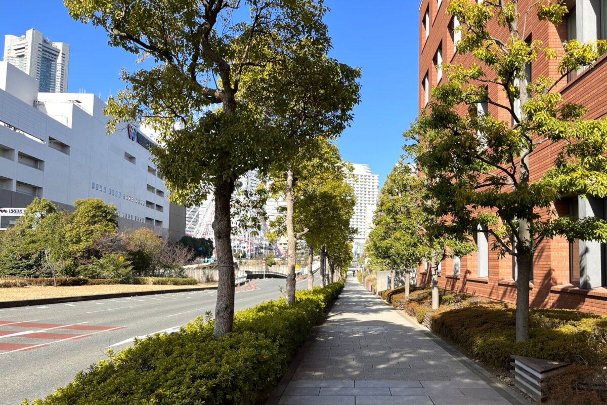 サークルウォーク（歩道橋）を渡ってカップヌードルミュージアム 横浜へ